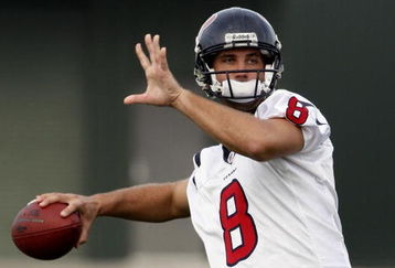 HOUSTON - JULY 31:  Quarterback Matt Schaub #8 throws a pass during the first practice of training camp on July 31, 2009 in Houston, Texas.  (Photo by Bob Levey/Getty Images)