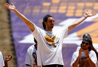 LOS ANGELES, CA - JUNE 17:  Pau Gasol (L) and Sasha Vujacic of the Los Angeles Lakers celebrate on stage during the 2009 NBA Championship Victory Parade at the Los Angeles Memorial Coliseum on June 17, 2009 in Los Angeles, California.  (Photo by Jeff Gross/Getty Images)