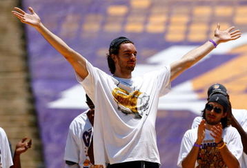 LOS ANGELES, CA - JUNE 17:  Pau Gasol (L) and Sasha Vujacic of the Los Angeles Lakers celebrate on stage during the 2009 NBA Championship Victory Parade at the Los Angeles Memorial Coliseum on June 17, 2009 in Los Angeles, California.  (Photo by Jeff Gross/Getty Images)