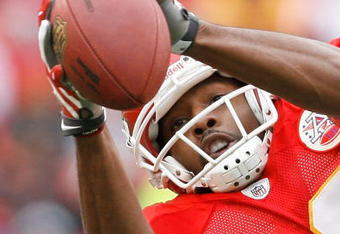 KANSAS CITY, MO - DECEMBER 14:  Dwayne Bowe #82 of the Kansas City Chiefs stretches for a catch against the San Diego Chargers during the first half on December 14, 2008 at Arrowhead Stadium in Kansas City, Missouri.  (Photo by Harry How/Getty Images)