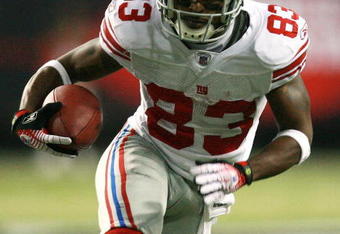 ATLANTA - OCTOBER 15:  Wide receiver Sinorice Moss #83 of the New York Giants looks for room to run while taking on the Atlanta Falcons at Georgia Dome on October 15, 2007 in Atlanta, Georgia. The Giants defeated the Falcons 31-10 for their fourth straight win after opening the season 0-2.  (Photo by Doug Benc/Getty Images)