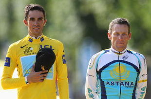 PARIS - JULY 26:  Yellow Jersey holder and race winner Alberto Contador (L) of Spain and Astana stands for the national anthems with third place Lance Armstrong of the USA and Astana after Stage Twenty One of the Tour de France on July 26, 2009 in Paris, France.  (Photo by Bryn Lennon/Getty Images)