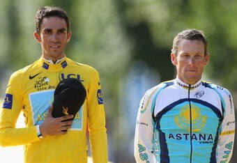 PARIS - JULY 26:  Yellow Jersey holder and race winner Alberto Contador (L) of Spain and Astana stands for the national anthems with third place Lance Armstrong of the USA and Astana after Stage Twenty One of the Tour de France on July 26, 2009 in Paris, France.  (Photo by Bryn Lennon/Getty Images)