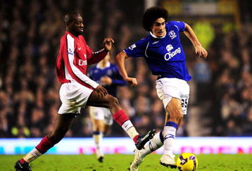 LIVERPOOL, UNITED KINGDOM - JANUARY 28:  Marouane Felliani (R) of Everton is challenged by Abou Diaby of Arsenal during Barclays Premier League match between Everton and Arsenal at Goodison Park on January 28, 2009 in Liverpool, England.  (Photo by Shaun Botterill/Getty Images)