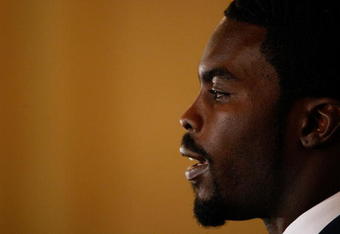 RICHMOND, VA - AUGUST 27:  NFL star Michael Vick speaks at a press conference after appearing in federal court August 27, 2007 in Richmond, Virginia. Vick pleaded guilty in court to federal dogfighting conspiracy charges.  (Photo by Win McNamee/Getty Images)