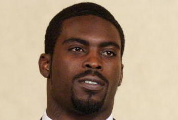 RICHMOND, VA - AUGUST 27:  Atlanta Falcons quarterback Michael Vick makes a statement to reporters at the Omni Richmond Hotel after agreeing to a guilty plea on charges stemming from his involvement in a dogfighting ring August 27, 2007, in Richmond, Virginia.  (Photo by Jonathan Ernst/Getty Images)