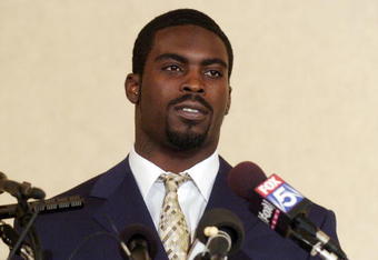 RICHMOND, VA - AUGUST 27:  Atlanta Falcons quarterback Michael Vick makes a statement to reporters at the Omni Richmond Hotel after agreeing to a guilty plea on charges stemming from his involvement in a dogfighting ring August 27, 2007, in Richmond, Virginia.  (Photo by Jonathan Ernst/Getty Images)