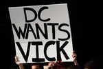 ASHBURN, VA - JULY 30:  Washington Redskins fans show their support for quarterback Michael Vick during opening day of training camp July 30, 2009 in Ashburn, Virginia.  (Photo by Win McNamee/Getty Images)