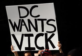 ASHBURN, VA - JULY 30:  Washington Redskins fans show their support for quarterback Michael Vick during opening day of training camp July 30, 2009 in Ashburn, Virginia.  (Photo by Win McNamee/Getty Images)
