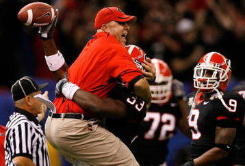 NEW ORLEANS - JANUARY 01:  Defensive coordinator Willie Martinez and Dannell Ellerbe #33 of the Georgia Bulldogs celebrate after Ellerbe intercepted the ball against the Hawai'i Warriors during the Allstate Sugar Bowl at the Louisiana Superdome on January 1, 2008 in New Orleans, Louisiana. Georgia won 41-10. (Photo by Kevin C. Cox/Getty Images)