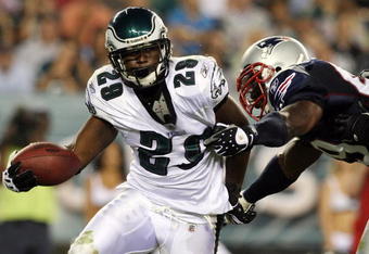 PHILADELPHIA - AUGUST 13:  LeSean McCoy #29 of the Philadelphia Eagles runs the ball against the New England Patriots on August 13, 2009 at Lincoln Financial Field in Philadelphia, Pennsylvania.  (Photo by Jim McIsaac/Getty Images)