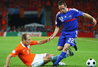 BERNE, SWITZERLAND - JUNE 13: Arjen Robben of Netherlands challenges Franck Ribery of France during the UEFA EURO 2008 Group C match between Netherlands and France at Stade de Suisse Wankdorf on June 13, 2008 in Berne, Switzerland.  (Photo by Phil Cole/Getty Images)