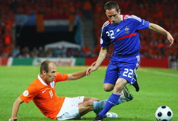 BERNE, SWITZERLAND - JUNE 13: Arjen Robben of Netherlands challenges Franck Ribery of France during the UEFA EURO 2008 Group C match between Netherlands and France at Stade de Suisse Wankdorf on June 13, 2008 in Berne, Switzerland.  (Photo by Phil Cole/Getty Images)