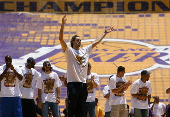 LOS ANGELES, CA - JUNE 17:  (L-R) Lamar Odom, DJ Mbenga, Sasha Vujacic, Pau Gasol (C), Jordan Farmar and Derek Fisher of the Los Angeles Lakers celebrate on stage during the 2009 NBA Championship Victory Parade and Rally at the Los Angeles Memorial Coliseum on June 17, 2009 in Los Angeles, California.  (Photo by Jeff Gross/Getty Images)