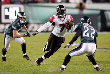 PHILADELPHIA - DECEMBER 31:  Michael Vick #7 of the Atlanta Falcons runs the ball against Sean Considine #37 and Joselio Hanson #22 of the Philadelphia Eagles in NFL action December 31, 2006 at Lincoln Financial Field in Philadelphia, Pennsylvania.  (Photo by Jim McIsaac/Getty Images)