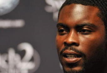 PHILADELPHIA - AUGUST 14: Michael Vick of the Philadelphia Eagles speaks at a press conference at the NovaCare Complex on August 14, 2009 in Philadelphia, Pennsylvania. Vick signed a one-year contract, with a second year option, with the Eagles.  (Photo by Larry French/Getty Images)