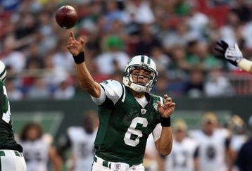 EAST RUTHERFORD, NJ - AUGUST 14:  Mark Sanchez #6 of the New York Jets throws a pass against the St. Louis Rams during their preseason game at Giants Stadium on August 14, 2009  in East Rutherford, New Jersey.  (Photo by Nick Laham/Getty Images)
