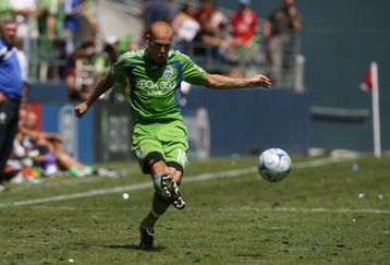 SEATTLE - JULY 18:  Freddie Ljungberg #10 of Seattle Sounders FC kicks the ball against Chelsea FC on July 18, 2009 at Qwest Field in Seattle, Washington. (Photo by Otto Greule Jr/Getty Images) 