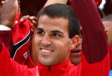 LONDON, ENGLAND - AUGUST 02:  Arsenal  captain Cesc Fabregas lifts the Trophy following his team's victory during the Emirates Cup match between Arsenal and Glasgow Rangers at the Emirates Stadium on August 2, 2009 in London, England.  (Photo by Phil Cole/Getty Images)