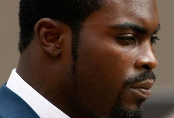 RICHMOND, VA - AUGUST 27:  NFL star Michael Vick (L) departs federal court August 27, 2007 in Richmond, Virginia. Vick pleaded guilty in court to federal dogfighting conspiracy charges.  (Photo by Win McNamee/Getty Images)