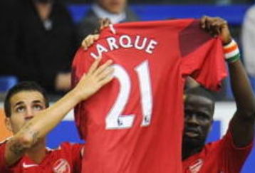 LIVERPOOL, ENGLAND - AUGUST 15:   Francesc Fabregas of Arsenal holds aloft a shirt dedicated to Espanyol Captain Daniel Jarque who died recently, after scoring his team's fifth goal during the Barclays Premier League match between Everton and Arsenal at Goodison Park on August 15, 2009 in Liverpool, England. (Photo by Michael Regan/Getty Images)
