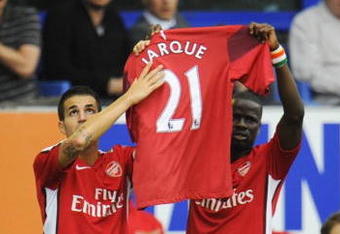 LIVERPOOL, ENGLAND - AUGUST 15:   Francesc Fabregas of Arsenal holds aloft a shirt dedicated to Espanyol Captain Daniel Jarque who died recently, after scoring his team's fifth goal during the Barclays Premier League match between Everton and Arsenal at Goodison Park on August 15, 2009 in Liverpool, England. (Photo by Michael Regan/Getty Images)