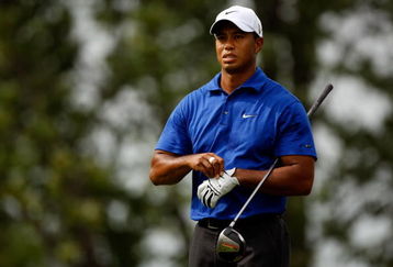 CHASKA, MN - AUGUST 15:  Tiger Woods waits on the 12th tee during the third round of the 91st PGA Championship at Hazeltine National Golf Club on August 15, 2009 in Chaska, Minnesota.  (Photo by Streeter Lecka/Getty Images)