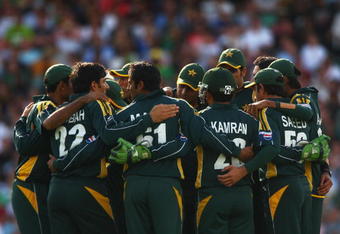 LONDON, ENGLAND - JUNE 13: The Pakistan team huddle during the ICC World Twenty20 Super Eights match between New Zealand and Pakistan at The Brit Oval on June 13, 2009 in London, England.  (Photo by Julian Herbert/Getty Images)