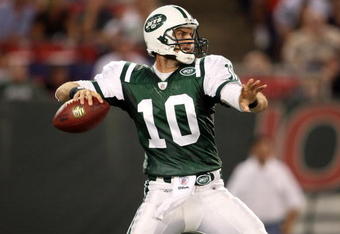 EAST RUTHERFORD, NJ - AUGUST 14:  Erik Ainge #10 of the New York Jets passes against the St. Louis Rams during their preseason game at Giants Stadium on August 14, 2009  in East Rutherford, New Jersey.  (Photo by Nick Laham/Getty Images)