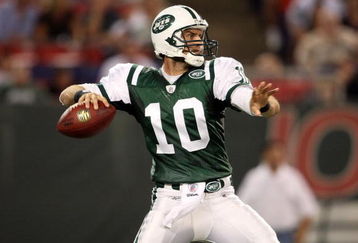 EAST RUTHERFORD, NJ - AUGUST 14:  Erik Ainge #10 of the New York Jets passes against the St. Louis Rams during their preseason game at Giants Stadium on August 14, 2009  in East Rutherford, New Jersey.  (Photo by Nick Laham/Getty Images)
