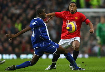 MANCHESTER, UNITED KINGDOM - JANUARY 01:  Anderson of Manchester United is challenged by Fabrice Muamba of Birmingham City during the Barclays Premier League match between Manchester United and Birmingham City at Old Trafford on January 1, 2008 in Manchester, England.  (Photo by Alex Livesey/Getty Images)