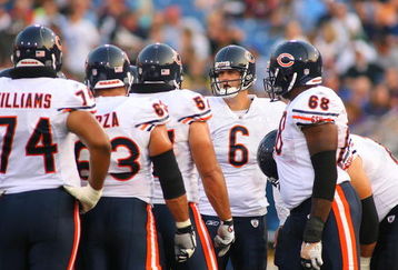 ORCHARD PARK, NY - AUGUST 15:  Jay Cutler #6 of the Chicago Bears huddles with teammates against the Buffalo Bills on  August 15, 2009 at Ralph Wilson Stadium in Orchard Park, New York.  (Photo by Rick Stewart/Getty Images)