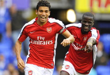 LIVERPOOL, ENGLAND - AUGUST 15:   Da Silva Eduardo of Arsenal celebrates with teammate Emmanuel Eboue (R) after scoring his team's sixth goal during the Barclays Premier League match between Everton and Arsenal at Goodison Park on August 15, 2009 in Liverpool, England. (Photo by Michael Regan/Getty Images)