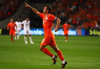 AMSTERDAM, NETHERLANDS - AUGUST 12:  Rafael Van der Vaart of Netherlands celebrates scoring the second goal of the game during the International Friendly between Netherlands and England at the Amsterdam Arena on August 12, 2009 in Amsterdam, Netherlands.  (Photo by Phil Cole/Getty Images)