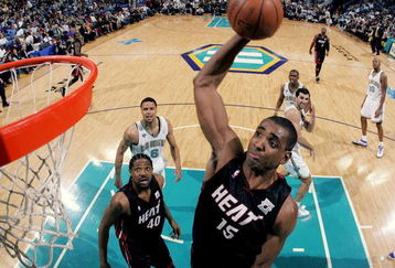 NEW ORLEANS - JANUARY 11:  Mark Blount #15 of the Miami Heat dunks the ball against the New Orleans Hornets on January 11, 2008 at the New Orleans Arena in New Orleans, Louisiana. The Hornets defeated the Heat 114-88.   NOTE TO USER: User expressly acknowledges and agrees that, by downloading and/or using this Photograph, user is consenting to the terms and conditions of the Getty Images License Agreement.  (Photo by Chris Graythen/Getty Images)