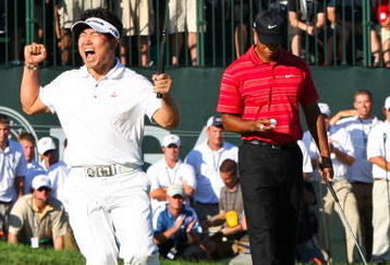 CHASKA, MN - AUGUST 16:  (L-R) Y.E. Yang of South Korea celebrates a birdie putt on the 18th green alongside Tiger Woods during the final round of the 91st PGA Championship at Hazeltine National Golf Club on August 16, 2009 in Chaska, Minnesota.  (Photo by David Cannon/Getty Images)