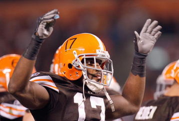 CLEVELAND - OCTOBER 13:  Braylon Edwards #17 of the Cleveland Browns motions on the field during the game against the New York Giants on October 13, 2008 at Cleveland Browns Stadium in Cleveland, Ohio. (Photo by: Gregory Shamus/Getty Images)