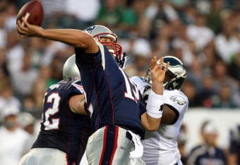 PHILADELPHIA - AUGUST 13:  Tom Brady #12 of the New England Patriots throws a pass against the Philadelphia Eagles on August 13, 2009 at Lincoln Financial Field in Philadelphia, Pennsylvania.  (Photo by Jim McIsaac/Getty Images)