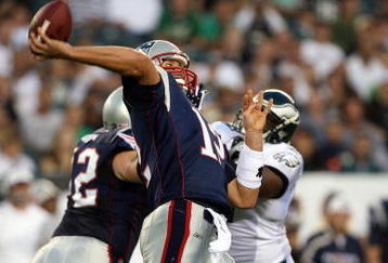 PHILADELPHIA - AUGUST 13:  Tom Brady #12 of the New England Patriots throws a pass against the Philadelphia Eagles on August 13, 2009 at Lincoln Financial Field in Philadelphia, Pennsylvania.  (Photo by Jim McIsaac/Getty Images)
