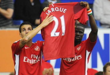 LIVERPOOL, ENGLAND - AUGUST 15:   Francesc Fabregas of Arsenal holds aloft a shirt dedicated to Espanyol Captain Daniel Jarque who died recently, after scoring his team's fifth goal during the Barclays Premier League match between Everton and Arsenal at Goodison Park on August 15, 2009 in Liverpool, England. (Photo by Michael Regan/Getty Images)