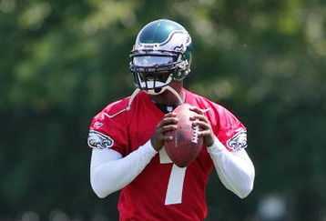 PHILADELPHIA - AUGUST 15:  Michael Vick #7 prepares to throw a pass in a workout at the NovaCare Complex on August 15, 2009 in Philadelphia, Pennsylvania.  (Photo by Len Redkoles/Getty Images)