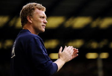 LIVERPOOL, ENGLAND - AUGUST 15:   Everton manager David Moyes encourages his team during the Barclays Premier League match between Everton and Arsenal at Goodison Park on August 15, 2009 in Liverpool, England. (Photo by Michael Regan/Getty Images)