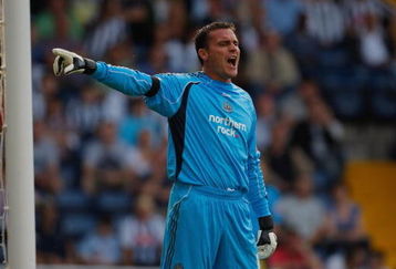 WEST BROMWICH, ENGLAND - AUGUST 08:  Newcastle goalkeeper Steve Harper in action during the Coca Cola Championship game between West Bromwich Albion and Newcastle United at the Hawthorns on August 8, 2009 in West Bromwich, England.  (Photo by Stu Forster/Getty Images)