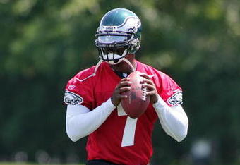PHILADELPHIA - AUGUST 15:  Michael Vick #7 prepares to throw a pass in a workout at the NovaCare Complex on August 15, 2009 in Philadelphia, Pennsylvania.  (Photo by Len Redkoles/Getty Images)