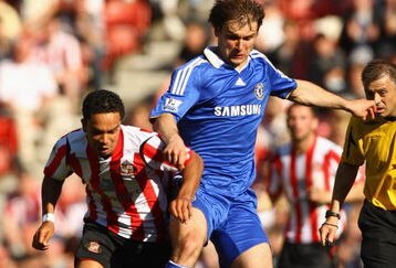 SUNDERLAND, UNITED KINGDOM - MAY 24:  Branislav Ivanovic of Chelsea competes for the ball with Kieran Richardson of Sunderland during the Barclays Premier League match between Sunderland and Chelsea at The Stadium of Light on May 24, 2009 in Sunderland, England. (Photo by Matthew Lewis/Getty Images)