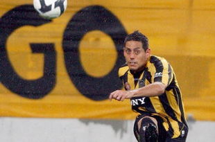 WELLINGTON, NEW ZEALAND - AUGUST 16:  Leo Bertos of the Phoenix kicks the ball during the round two A-League match between the Wellington Phoenix and Perth Glory at Westpac Stadium on August 16, 2009 in Wellington, New Zealand.  (Photo by Marty Melville/Getty Images)