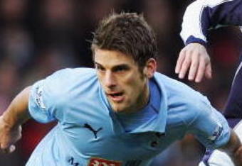 WEST BROMWICH, UNITED KINGDOM - DECEMBER 28:  David Bentley of Tottenham holds off James Morrison of West Bromwich during the Barclays Premier League match between West Bromwich Albion and Tottenham Hotspur at the Hawthorns on December 28, 2008 in West Bromwich, England.  (Photo by Matthew Lewis/Getty Images)