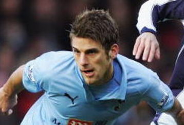 WEST BROMWICH, UNITED KINGDOM - DECEMBER 28:  David Bentley of Tottenham holds off James Morrison of West Bromwich during the Barclays Premier League match between West Bromwich Albion and Tottenham Hotspur at the Hawthorns on December 28, 2008 in West Bromwich, England.  (Photo by Matthew Lewis/Getty Images)
