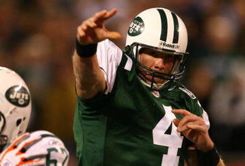EAST RUTHERFORD, NJ - DECEMBER 28:  Brett Favre #4 of The New York Jets passes the ball against The Miami Dolphins during their game on December 28, 2008 at Giants Stadium in East Rutherford, New Jersey.  (Photo by Al Bello/Getty Images)