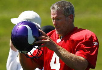EDEN PRAIRIE, MN - AUGUST 18:  Brett Favre #4 finishes a passing drill during a Minnesota Vikings practice session on August 18, 2009 at Winter Park in Eden Prairie, Minnesota. Favre has reportedly agreed to play for the Vikings, a reversal of his announced retirement.  (Photo by Scott A. Schneider/Getty Images)